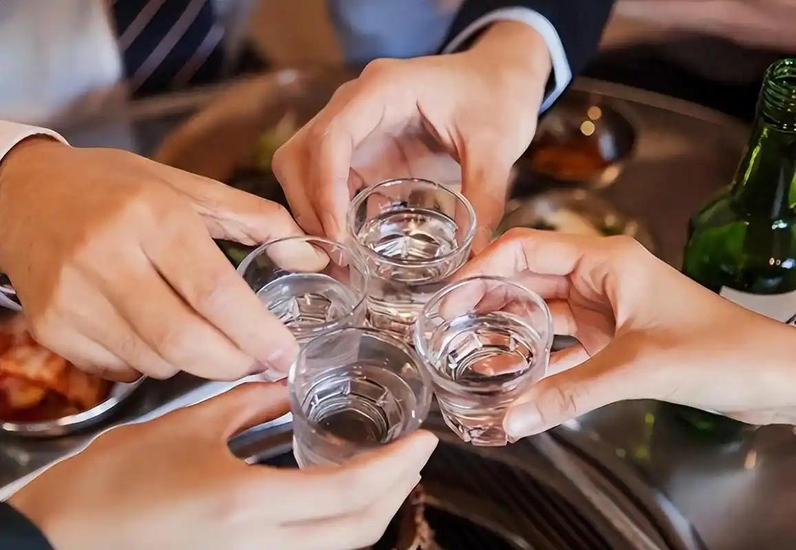 身体一天最多能承受多少酒？医生忠告：喝酒时出现7迹象，戒了吧