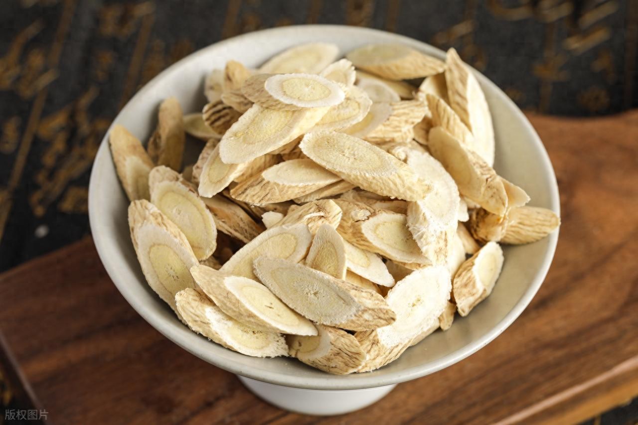 经常喝黄芪泡水，伤肾吗？提醒：真正伤肾的是这3种中药，别乱吃