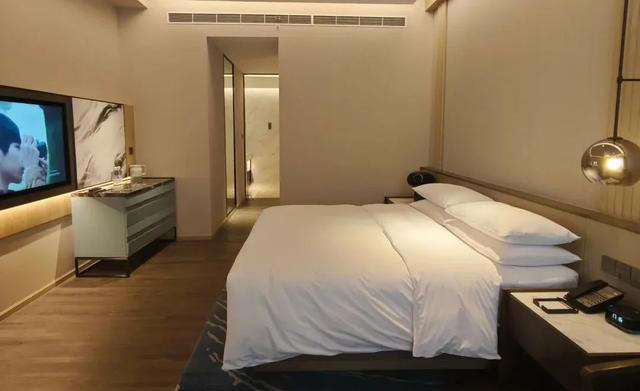 为什么酒店的床上要放4个枕头?酒店的良苦用心，很多人还不知道