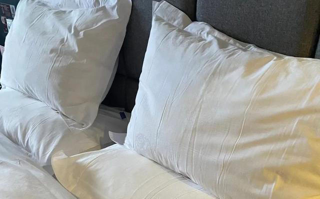 为什么酒店的床上要放4个枕头？酒店的良苦用心，很多人还不知道