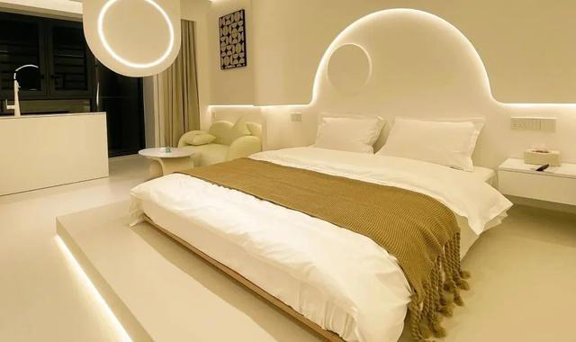 为什么酒店的床上要放4个枕头？酒店的良苦用心，很多人还不知道