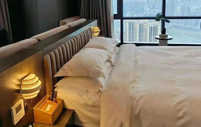 为什么酒店的床上要放4个枕头？酒店的良苦用心，很多人还不知道