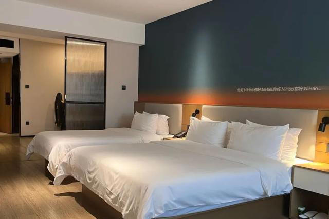 为什么酒店的床上要放4个枕头？酒店的良苦用心，很多人还不知道