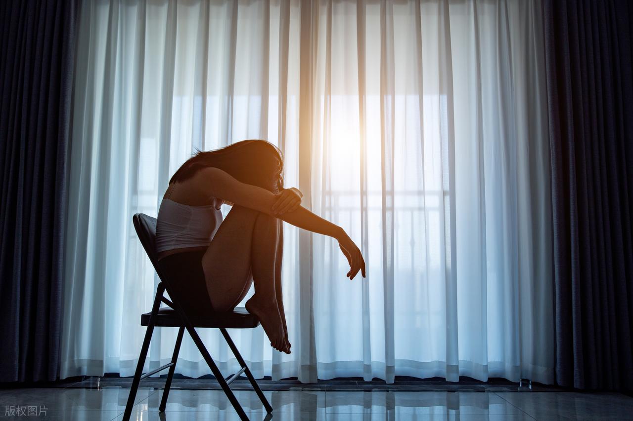 女性出现7个症状，或是更年期已来临，别再总是以为"生病"了