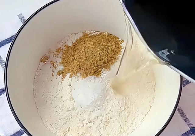 爱吃葱油饼的收藏，厨师长几十年的配方详细讲解，好吃到舔手指！