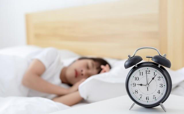 不少人被8小时睡眠论忽悠了!50岁以后,最佳的睡眠时长是多少?