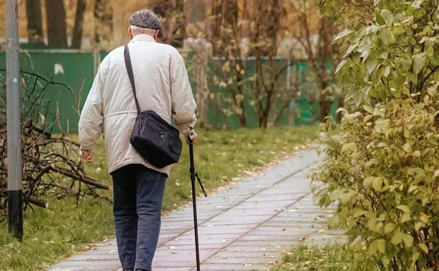 每天“万步走”错了？医生忠告：过了60岁，走路要尽量做到这5点