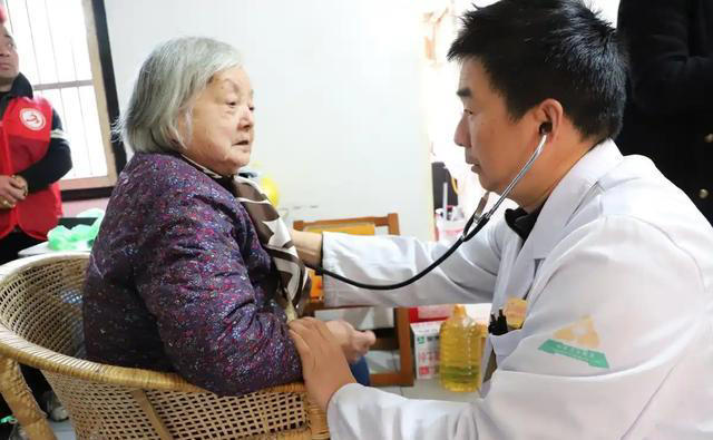 每天“万步走”错了？医生忠告：过了60岁，走路要尽量做到这5点