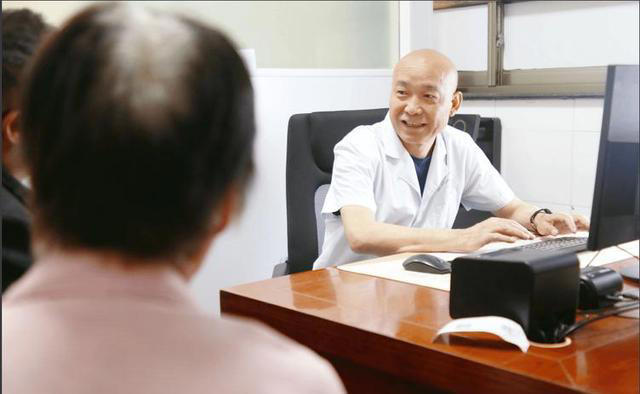 每天“万步走”错了？医生忠告：过了60岁，走路要尽量做到这5点