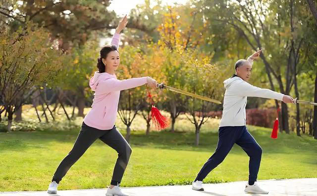 每天“万步走”错了？医生忠告：过了60岁，走路要尽量做到这5点