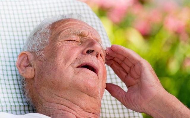 神经内科主任：脑梗最危险信号，不是头晕，而是频繁出现这5异常