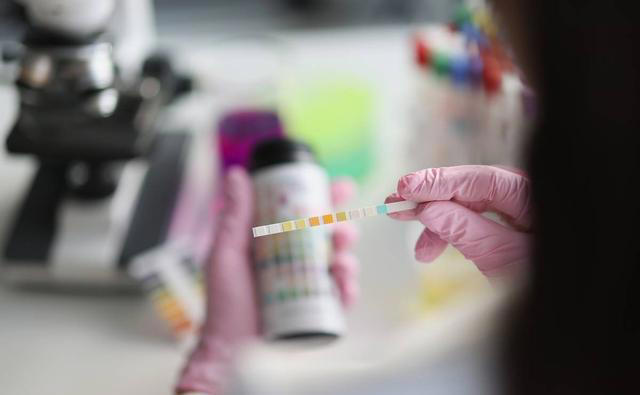 肝癌并非毫无征兆，上厕所时出现4个症状，或是肝脏已经受损