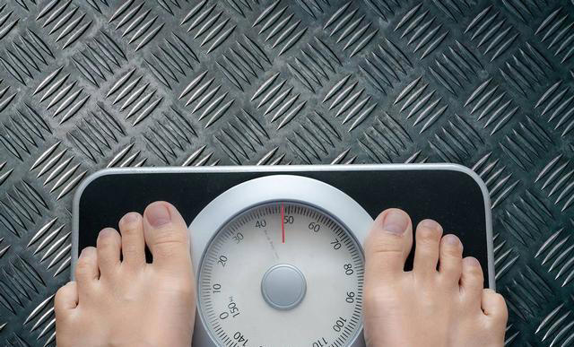 肝癌并非毫无征兆，上厕所时出现4个症状，或是肝脏已经受损