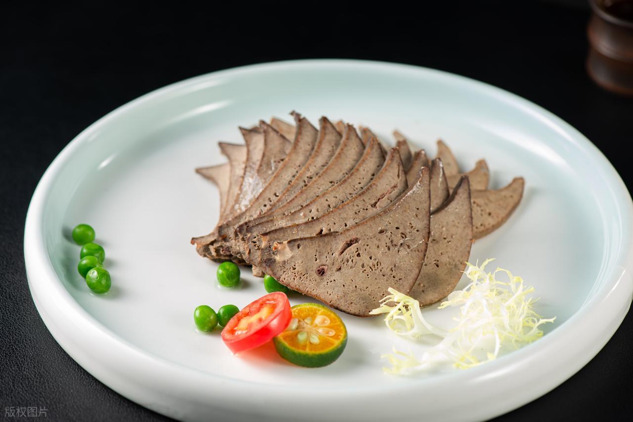 猪肝到底是营养佳品，还是毒素垃圾？医生提醒：3 个部位真不能吃