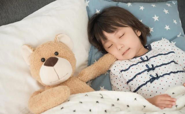 白血病专挑孩子下手，医生再三提醒：这4种食物，能不吃就不吃