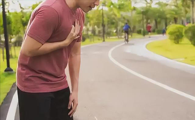 心内科主任提醒：冠心病最危险信号，不是乏力，是频繁出现5异常