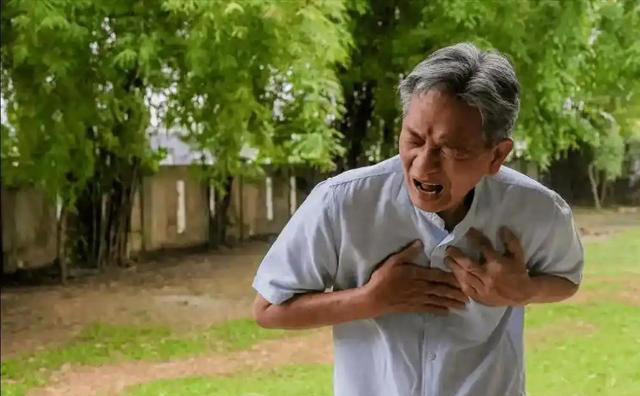 心内科主任提醒：冠心病最危险信号，不是乏力，是频繁出现5异常