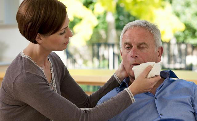 提醒：高血压出现这6种症状，是脑出血信号，有1个都不能疏忽大意