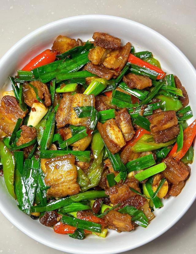 蒜苗回锅肉香迷糊了，肥而不腻，妥妥的下饭神器！