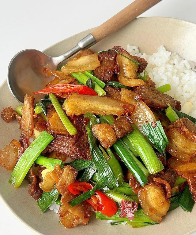 蒜苗回锅肉香迷糊了，肥而不腻，妥妥的下饭神器！