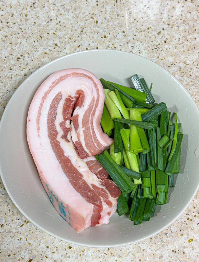 蒜苗回锅肉香迷糊了，肥而不腻，妥妥的下饭神器！