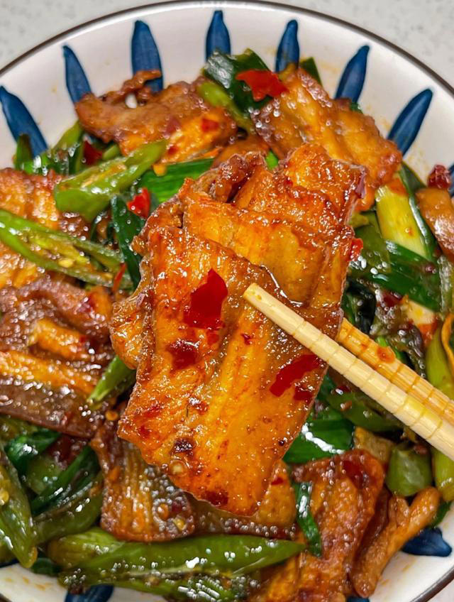 蒜苗回锅肉香迷糊了，肥而不腻，妥妥的下饭神器！