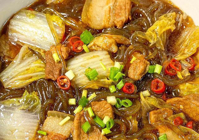 大厨教你白菜猪肉炖粉条的家常做法，有荤有素，鲜香入味，超下饭