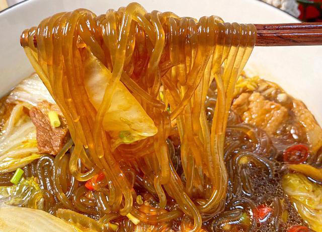 大厨教你白菜猪肉炖粉条的家常做法，有荤有素，鲜香入味，超下饭