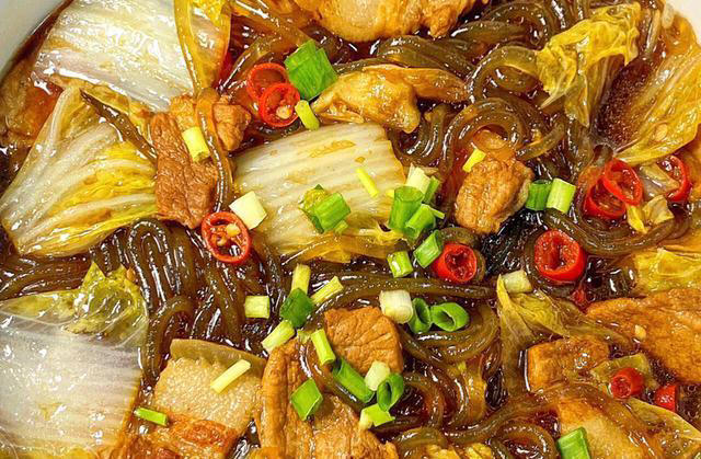 大厨教你白菜猪肉炖粉条的家常做法，有荤有素，鲜香入味，超下饭
