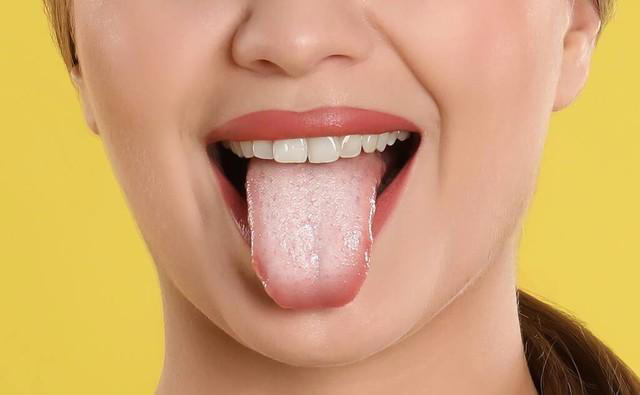 吃饭总咬到舌头，说明想吃肉? 并无关，多半是3个原因所致