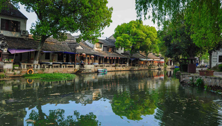 烟雨江南，水韵江苏。江南才子佳人，小桥流水人家，朦胧灵秀山水间，江苏的风光如诗如画，柔美雅静，有古韵盎然的江南水乡风情，也有不尽的诗词雅韵，一起来领略不一样的江苏风光，寻觅江苏美景。 总要到江苏一睹江南风光吧！江苏的景点名胜有：瘦西湖、夫子