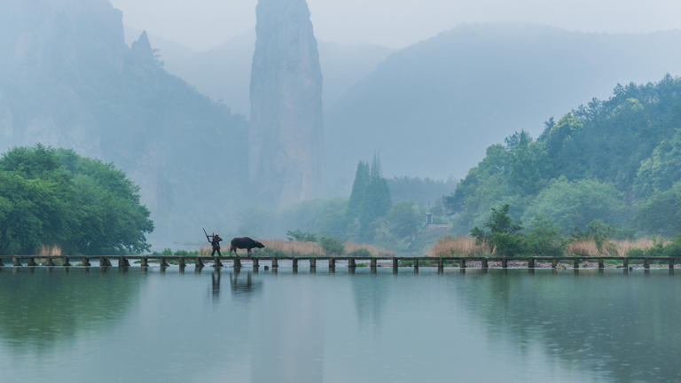 山一程，水一程 山水小城里藏着静谧与诗意 假期出游何不换个思路？ 当厌倦了热门城市里的人潮拥挤 更向往小城时光里的安逸舒服 在中国辽阔的山河图卷之中 还藏着许多被低估的宝藏小城 或许不热门，也没有桂林、丽江的名气 但却拥有比想象中更令人心动