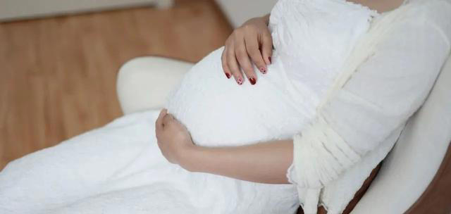 怀孕以后，孕妇出现“凹肚脐”或“凸肚脐”，究竟有何不同？