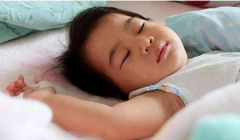 孩子睡前尽量少吃3种食物，睡不踏实，还影响娃大脑发育