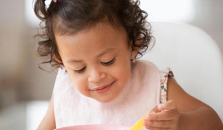 孩子睡前尽量少吃3种食物，睡不踏实，还影响娃大脑发育