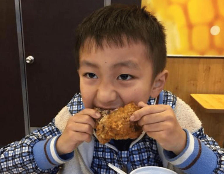 孩子睡前尽量少吃3种食物，睡不踏实，还影响娃大脑发育