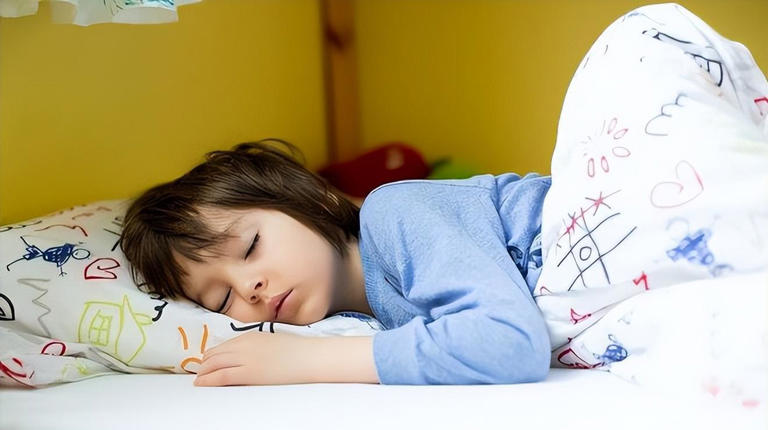 孩子睡前尽量少吃3种食物，睡不踏实，还影响娃大脑发育