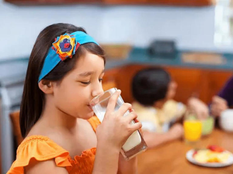 孩子睡前尽量少吃3种食物，睡不踏实，还影响娃大脑发育