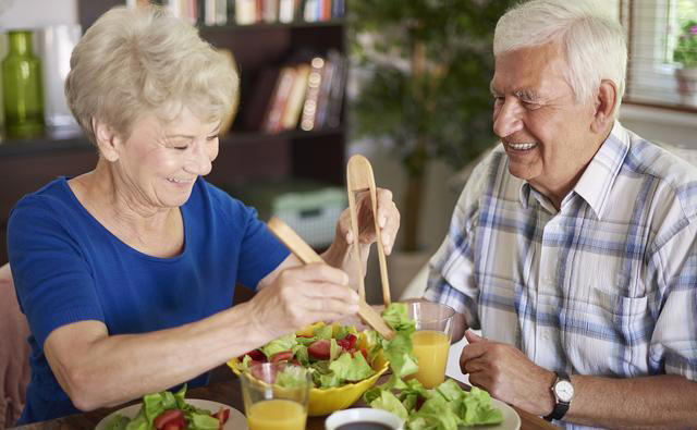 长寿有哪些因素？活得久不久，4个因素很关键