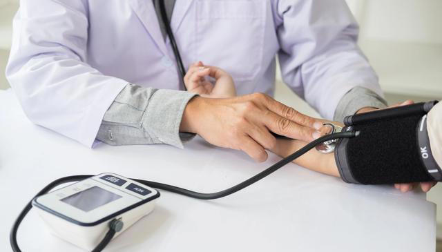 医生提醒：测量血压要注意四个细节，不然等于白量，10人9错