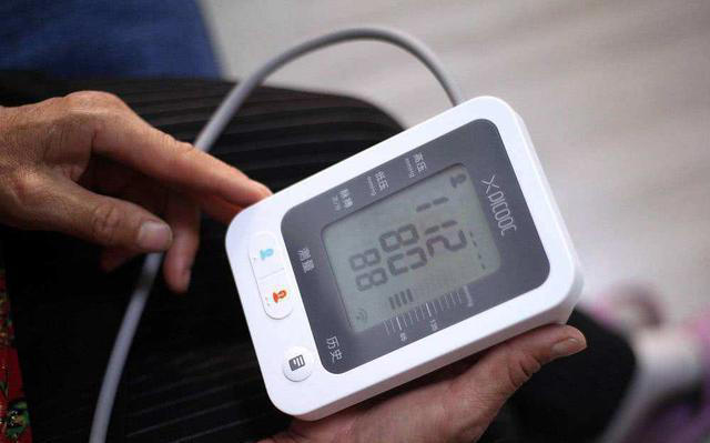 医生提醒：测量血压要注意四个细节，不然等于白量，10人9错