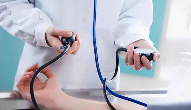 医生提醒：测量血压要注意四个细节，不然等于白量，10人9错