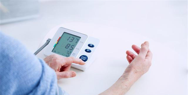 医生提醒：测量血压要注意四个细节，不然等于白量，10人9错