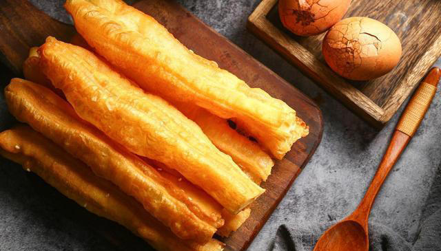 老年人注意：餐桌上这 4 种食物过量吃，可能加速大脑迟钝