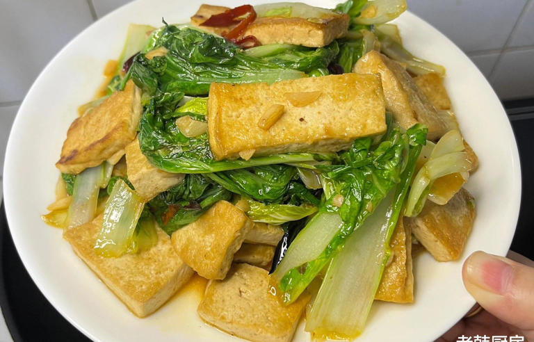 家常风味的素炒豆腐，简单不失美味，清淡又不失营养，老少皆宜
