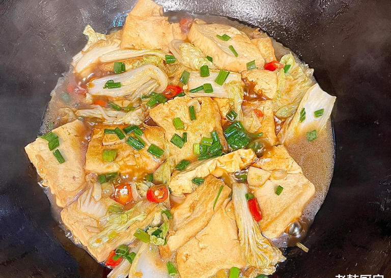 家常风味的素炒豆腐，简单不失美味，清淡又不失营养，老少皆宜