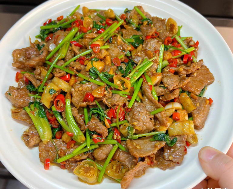 牛肉配什么菜炒好吃，牛肉搭配香菜一起炒，香气浓郁，好吃又下饭