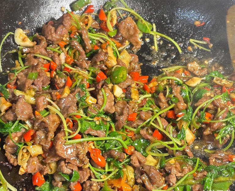牛肉配什么菜炒好吃，牛肉搭配香菜一起炒，香气浓郁，好吃又下饭