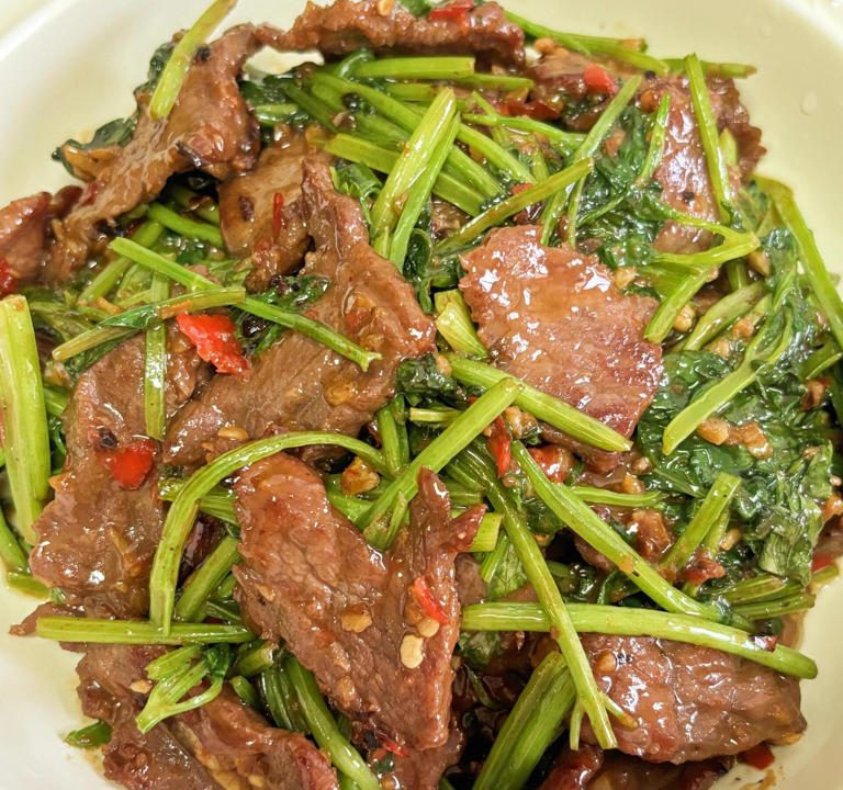 牛肉配什么菜炒好吃，牛肉搭配香菜一起炒，香气浓郁，好吃又下饭
