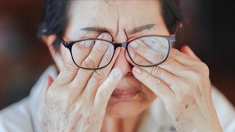为什么眼睛越来越模糊？你以为是老了，医生：或是5种疾病的前兆